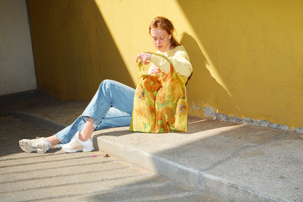 girl looking insie her Van Gogh Museum Sunflowers totebag